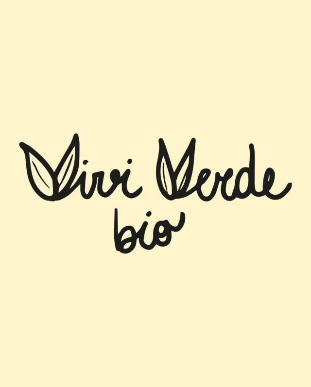 Ho fatto un gioco che parte dal questionario con cui inizio a lavorare con voi.

Ho scelto un marchio della grande distribuzione e gli ho cambiato i connotati. 
Ho scelto la linea “vivi verde” di coop. Ho immaginato fosse un’azienda che attraverso l’agricoltura rigenerativa coltiva riso e legumi. Poi ho preso il questionario e ho chiesto a ChatGPT di mettersi nei panni dell’azienda e di rispondermi.

Dalle risposte alle domande ho disegnato due loghi e pensato a due palette colori.
Chissà quale versione vi piace di più?

È stato un modo per fare esercizio e conoscere uno strumento nuovo. In coda trovate il logo originario della GDO.
Mi sono divertita. Ah anche le fotografie (non i loghi e l’impaginazione) le ha create chat GPT, ve lo dico nel caso vi fosse venuta la curiosità. 😜☺️