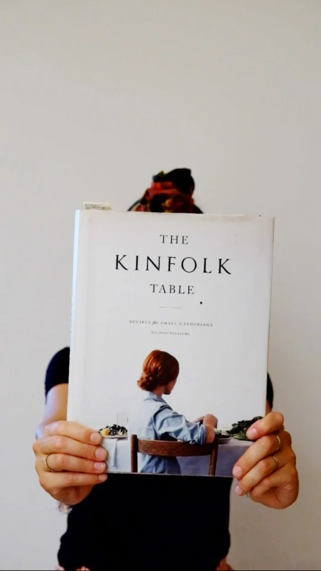 Kinfolk Table è un libro che parla di relazioni attorno a cibo, è stato pubblicato nel 2013. Di questo libro ho amato tutto, ricette curiose, fotografate in modo meraviglioso da persone che avrei voluto conoscere o essere io. Ho riempito le pagine di segnalibri, ho studiato lo stile grafico ed estetico di ogni dettaglio. Lo conosco a memoria.
Sono passati 12 anni e qualcosa si è rotto. 
Tutto è diventato troppo bello, i volti sono perfetti, tutti belli, biondi e stirati, le fotografie sono desaturate, come avessero un velo che le intorpidisce. Per come il mondo è oggi manca la vita e i suoi naturali contrasti, di cui sente sempre più la necessità.

La realtà in cui siamo immersi si è inasprita rispetto a dodici anni fa. Si sente il bisogno di ambire ad una vita vera anche nelle immagini usate per raccontare. Ora c’è più bisogno di chiaro scuri vividi, colori accesi e imperfezioni. La realtà patinata mette angoscia, senso di inadeguatezza e semplicemente annoia e rende distanti. 
Kinfolk table, ti ho amato ma ora voglio colore.
Per chi è curiosa sfoglio le pagine della rivista nel mio canale Telegram. Il link è in bio. 
Ci vediamo di là e mi dite cosa ne pensate🍋☺️